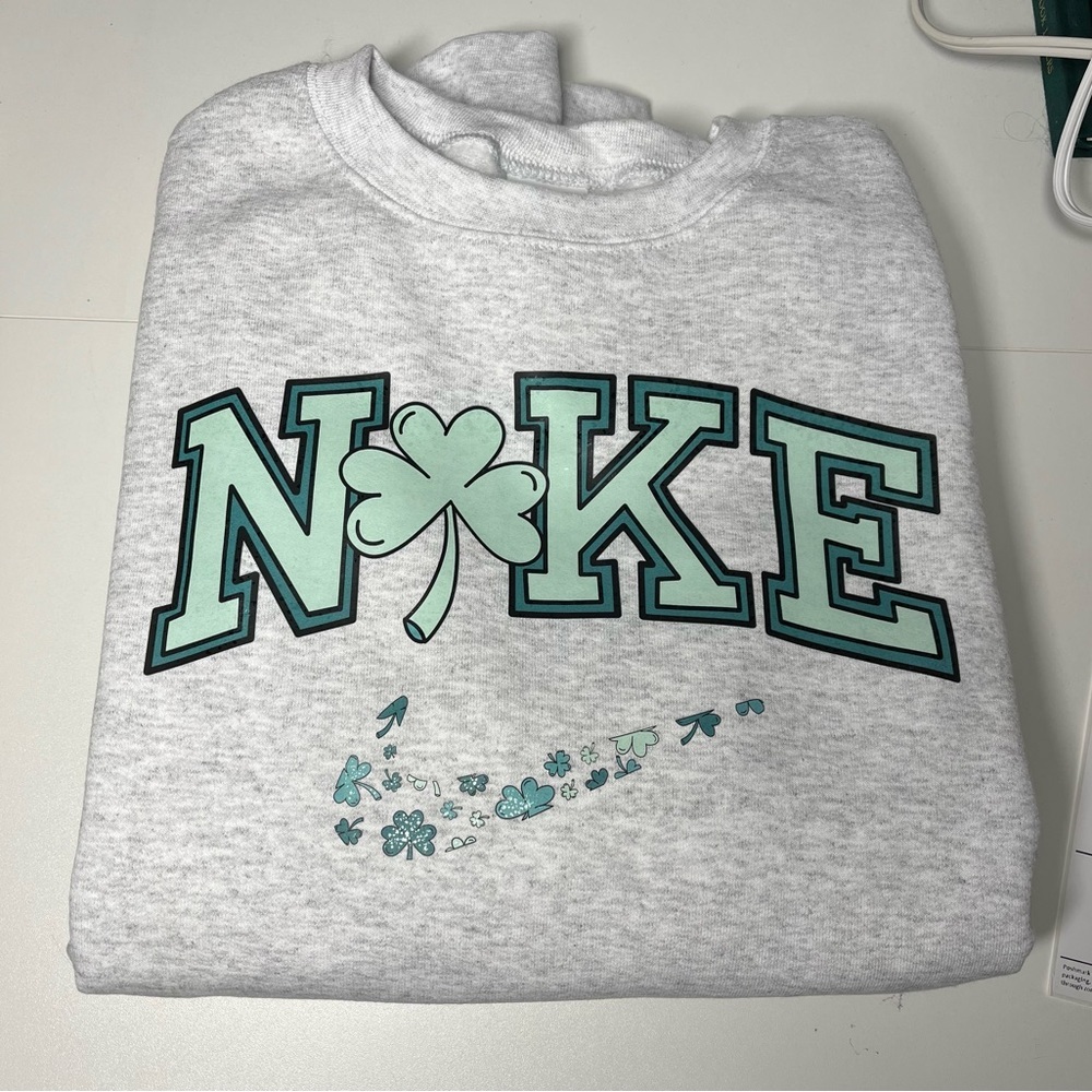 Nike St. Patrick’s Day NEW Gray Crewneck Sweatshirt‎
